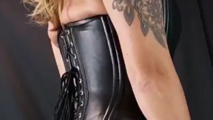 Smack that leather ass! @missjane_domino leatherpants