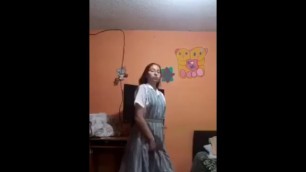 ADOLESCENTE BAILANDO PARA EL NOVIO!