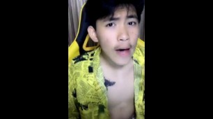 Sexy Thai dances on cam
