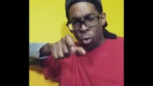 Negro folla a los oidos de la gente haciendo un beatbox