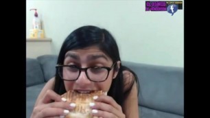 MIA KHALIFA EATING PANINI