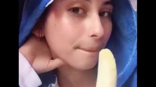 Jennifer Rincon mamando banana