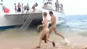 Tourists fuck on not so secluded beach