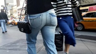 BIG CANDID TEEN ASS IN TIGHT BLUE JEANS WALKING IN NYC