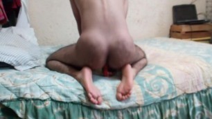 Jovencito montando su dildo con rico orgasmo en su pie