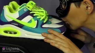 Девушка языком доводит свои кроссовки до оргазма! Nike Air Max!