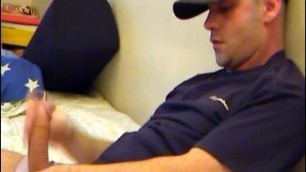 The str8 delivery guy gets wanked his very huge cock in spite of him !