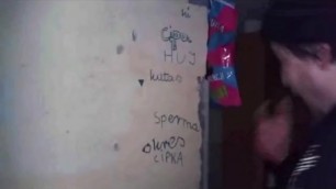 Kogucik pokazuje Adasiowi co jest napisane na ścianie przez 5 minut