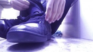 SWEATY SIZE 10 FEET IN LEATHER SHOES